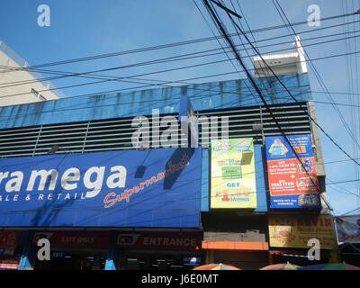 Dieser Eintrag bezieht sich auf wichtige Orte in Caloocan City, Philippinen, insbesondere die Gegend um Sangandaan, zusammen mit verschiedenen Baranggays und wichtigen Straßen. Es zeigt bedeutende Sehenswürdigkeiten, darunter Einkaufszentren und Handelszentren, die für den lokalen Handel und das tägliche Leben in der Stadt von zentraler Bedeutung sind. Stockfoto