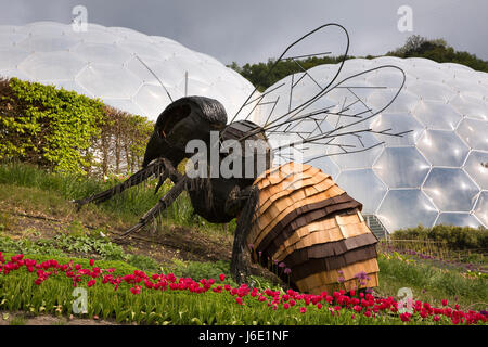 Großbritannien, Cornwall, St Austell, Bodelva, Eden Project, Riesen Biene Skulptur in floral Bepflanzung rund um Biom Stockfoto