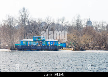 Kiew/Ukraine - Mars 1 2017 - blaue Hausboot am Dnepr in Kiew, Ukraine Stockfoto