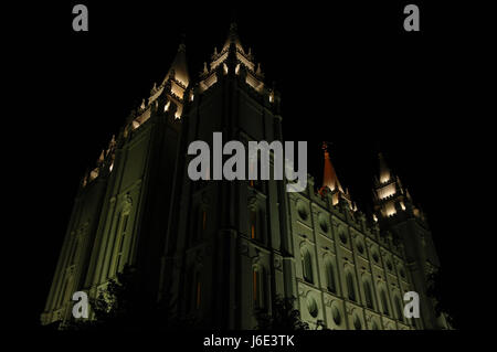 Nacht blickt nach oben auf die beleuchtete Wände und Türme an der südwestlichen Ecke des Salt-Lake-Tempel, Tempelplatz, Salt Lake City, Utah Stockfoto