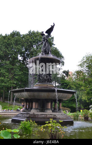 Schöne Brunnen befindet sich im Herzen des Central Park in New York City Stockfoto