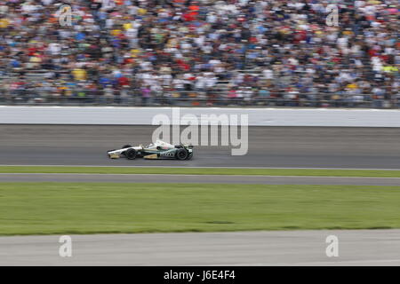 Ed Carpenter Rennen rund um Kurve im 2013 Indianapolis 500-Rennen. Stockfoto