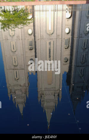 Sonnigen Morgen Porträt der östlichen Türme Salt-Lake-Tempel zu reflektieren, in ruhigen blauen Seewasser, Tempelplatz, Salt Lake City, Utah, USA Stockfoto