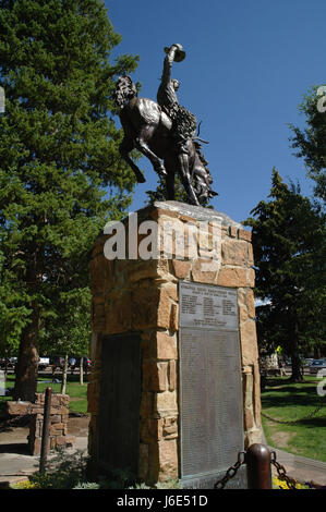 Blaue Himmel Porträt Kriegerdenkmal mit Cowboy steigt bucking Horse über Plaques mit Teton County Veteranen Namen, Altstädter Ring, Jackson, Wyoming, USA Stockfoto