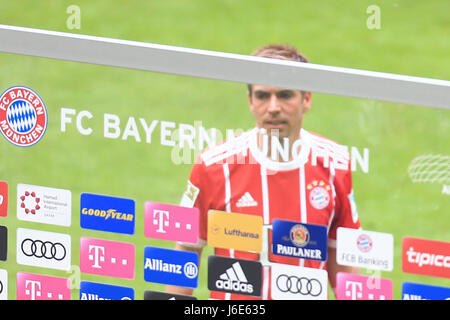 20.05.2017, Fussball 1. Bundesliga 2016/2017, 34.Spieltag, FC Bayern München - SC Freiburg in der Allianz Arena München. Philipp Lahm (FC Bayern München) Nachdenklich. Foto: Cronos/MIS Stockfoto