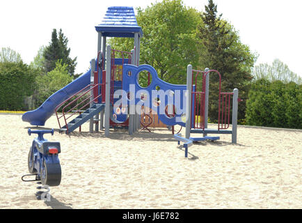 Einen leeren Spielplatz am helllichten Tag. Stockfoto