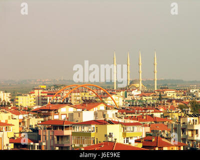 Blick auf die Stadt Manavgat mit Moschee, Türkei Stockfoto