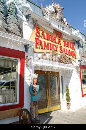 Schräge Porträt, Blick nach Osten, der weiß lackierten Sattel Rock Familie Limousine mit indianischen Skulptur West Deloney Avenue, Jackson, Wyoming, USA Stockfoto