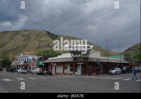 Graue Wolken Blick auf East Gros Ventre Butte, Jackson Hole Museum, mit Planwagen, Glenwood Street im Westen Deloney Avenue, Jackson, Wyoming, USA Stockfoto