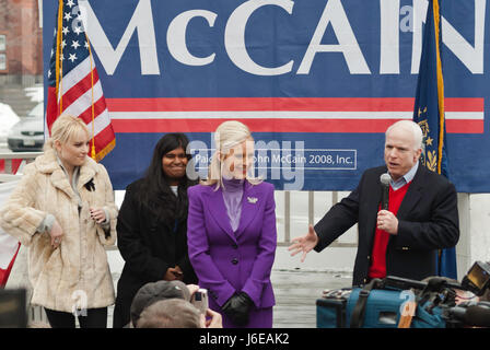 KEENE, NH / USA - 7. Januar 2008: US-Senator John McCain spricht mit Anhängern auf ein Outdoor-Kundgebung am letzten Tag vor der 2008 NH primäre. Stockfoto