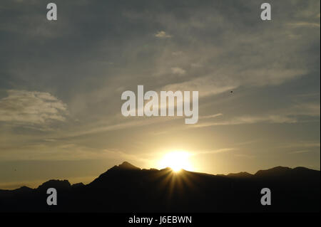 Blick vom Mittagessen Tree Hill, Jackson Lake Lodge, der Sonnenuntergang unter schwarzen Grat zwischen Doane Spitze und Elk Mountain, Teton Range, Wyoming, USA Stockfoto