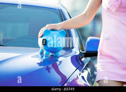 Beschnitten, Bild Frau Kunden, Agenten und Neuwagen, isoliert Sparschwein, Schlüssel auf Motorhaube, außerhalb, im Freien. Autohaus bietet Kreditrahmen, Finanz-service Stockfoto