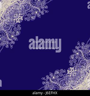 Vintage Einladungskarte mit Spitze paisley Ornament. Creme weiße Umrisse auf indigo blau hinterlegt.  Schablone Rahmen für Ihr Design. Stock Vektor
