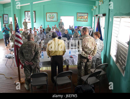 US-Militärs mit Task Force Jaguar Treffen mit Stadtführer aus im gesamten Bezirk Stann Creek 11. Mai 2017 in Dangriga, Belize, eine kostenlose medizinische Veranstaltung zu diskutieren, die ein Teil von Beyond the Horizon 2017 werden. Medizinische Leistungen, die an der Veranstaltung nehmen angeboten werden in Dangriga werden dental, Vision, Allgemeinmedizin und Frauengesundheit. Dies ist die dritte medizinische Veranstaltung während BTH 2017, eine US Southern Command gesponsert, unter der Leitung der Armee Süden Übung zur Bereitstellung humanitärer und engineering-Dienstleistungen für Gemeinden in Not US-Unterstützung für Belize zu bekunden. (US Stockfoto