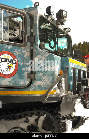 Eine M973A1 kleine Einheit Begleitfahrzeug, aka SUSV, sitzt im Leerlauf bei einer Schnee-Reaktion training Übung Taylor Park Stausee in der Nähe von Gunnison, Colorado, 15. März 2010. Von den 10 SUSVs im Colorado Army National Guard Inventar sind sieben A1 Modelle in digital Tarnung und Colorado National Guard Logos gekleidet. Die SUSV ist die primäre Fahrzeug durch den COARNG Schnee Response Team. Diese relativ unbekannte Ressource kann von der SRT verwendet werden, um staatlichen und lokalen Rettungsteams während fast jede Art von Katastrophe, staatlichen Notfall oder Suche und Rettung Mission zu unterstützen. (US Army National Guard Foto von Jos Spc. Stockfoto