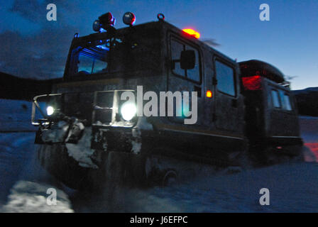 Eine M973A1 kleine Einheit Begleitfahrzeug oder SUSV, gekleidet in Notleuchten und digital Tarnung Krallen seinen Weg durch den Schnee am Taylor Park Stausee in der Nähe von Gunnison, Colorado, 15. März 2010. SUSV, die fast jedem Gelände durchqueren kann, ist das primäre Fahrzeug von der Colorado Army National Guard Schnee Response Team verwendet. Diese relativ unbekannte Ressource kann von der SRT verwendet werden, zur Unterstützung von staatlichen und lokalen Rettungsteams während fast jede Art von Katastrophe, Staat Notfall oder Suche und Rettung. (US Army National Guard Foto von Spc. Joseph K. VonNida, Colorado National Guard) Stockfoto