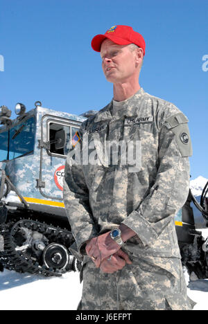 Command Sergeant Major Barry Pleshek der Manöver Bereich Ausrüstung Training Seite 64 Fort Carson, Colorado, steht vor einer n M973A1 kleine Einheit Begleitfahrzeug, aka SUSV. SUSV, die fast jedem Gelände durchqueren kann, ist das primäre Fahrzeug von der Colorado Army National Guard Schnee Response Team verwendet. Diese relativ unbekannte Ressource kann von der SRT verwendet werden, zur Unterstützung von staatlichen und lokalen Rettungsteams während fast jede Art von Katastrophe, Staat Notfall oder Suche und Rettung. (US Army National Guard Foto von Spc. Joseph K. VonNida, Colorado National Guard) Stockfoto