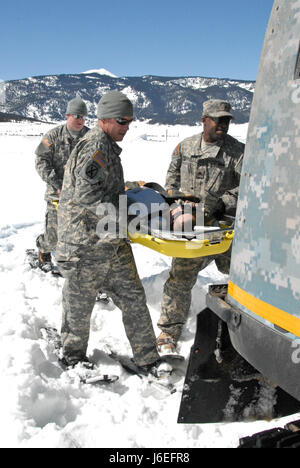 Mitglieder der Colorado Army National Guard Schnee Response Team laden Sie ein Patient in eine M973A1 kleine Einheit Begleitfahrzeug, aka SUSV, während einer Übung auf Taylor Park Reservoir in der Nähe von Gunnison, Colorado, 15. März 2010. SRT ist ein relativ unbekanntes gut zur Unterstützung von staatlichen und lokalen Notfallteams während Schneestürmen und andere Katastrophen. (US Army National Guard Foto von Spc. Joseph K. VonNida, Colorado National Guard) Stockfoto