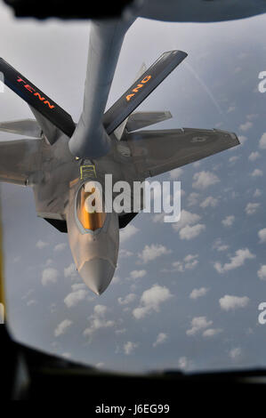 Eine f-22 Raptor von 95. Fighter Squadron, Tyndall AFB, Florida, bereitet sich bereits während des Flugs aus einer KC-135R Stratotanker aus der 134. Air Refueling Wing, Tennessee zu tanken. Stockfoto