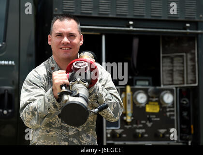 Generalmajor John Klohr, Kommandeur der 1st Special Operations Logistik Bereitschaft Squadron, zieht einen Schlauch aus einem Kraftstoff-LKW an Hurlburt Field Florida, 10. Juli 2015. Klohr ist der Anführer der acht Flüge, die Unterstützung der Mission der 1. Special Operations Wing liefert die Basis mit Material und Brennstoff, Verwaltung und Wartung der Fahrzeugflotte. (Foto: U.S. Air Force Airman 1st Class Kai White) Stockfoto