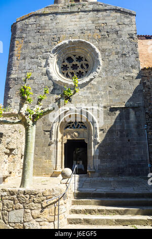 Eine kleine Kapelle neben der Gala Dalí Castle House Museum, Púbol, Girona, Spanien. Stockfoto