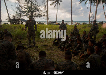 U.S. Marine Corps Lance Cpl. Ivan Trujillo, links, ein Gewehr Mann mit Golf Company, 2. Bataillon, 4. Marine Regiment, verleiht eine Klasse über der M110 Semi-Automatic Sniper System malaysischen Soldaten während der Landung Kraft Zusammenarbeit flott Bereitschaft und Training (LF Karat) 2015 am Tanduo Strand, Osten Sabah, Malaysia, 17. August 2015. LF-Karat soll zu stärken, die Interoperabilität bei der amphibischen Planung zu erhöhen und Operationen und die Kernkompetenz setzt zwischen den Vereinigten Staaten und die Nationen von Indonesien, Malaysia und Thailand. (U.S. Marine Corps Foto von MCIPAC Bekämpfung der Kamera Lance Cpl. Sergi Stockfoto