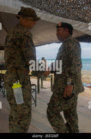 US Marine Corps Major Ben Reid, links, erster Offizier des 2. Bataillons, 4. Marine Regiment, trifft sich mit Major General Dato Haji Jallaludin Bin Haji Mauau Jalal, Kommandierender general, 5. Brigade Kommandeur, malaysische Armee vor der Durchführung eines gemeinsamen simulierten amphibischen Angriffs während der Landung Kraft Zusammenarbeit flott Bereitschaft und Training (LF Karat) 2015 am Tanduo Strand, Osten Sabah, Malaysia, 19. August 2015. LF-Karat soll zu stärken, die Interoperabilität in amphibischen Planungen und Operationen zu erhöhen und die Kernkompetenz setzt zwischen den Vereinigten Staaten und den Ländern Indonesien, Malaysia, eine Stockfoto