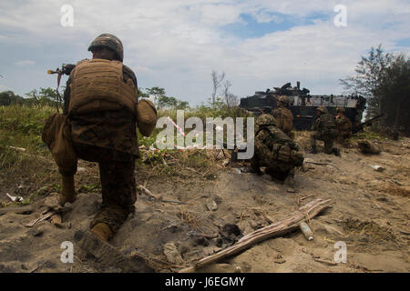 US-Marines und Segler mit Golf Company, 2. Bataillon, 4. Marineregiment und malaysischen Soldaten sorgen für Sicherheit während der Durchführung eines gemeinsamen simulierten amphibischen Angriffs während der Landung Kraft Zusammenarbeit flott Bereitschaft und Training (LF Karat) 2015 am Tanduo Strand, Osten Sabah, Malaysia, 19. August 2015. LF-Karat soll zu stärken, die Interoperabilität bei der amphibischen Planung zu erhöhen und Operationen und die Kernkompetenz setzt zwischen den Vereinigten Staaten und die Nationen von Indonesien, Malaysia und Thailand. (U.S. Marine Corps Foto von MCIPAC Bekämpfung der Kamera Lance CPL Sergio RamirezRomero/Release Stockfoto