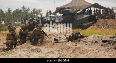 US-Marines und Segler mit Golf Company, 2. Bataillon, 4. Marineregiment und malaysischen Soldaten sorgen für Sicherheit während der Durchführung eines gemeinsamen simulierten amphibischen Angriffs während der Landung Kraft Zusammenarbeit flott Bereitschaft und Training (LF Karat) 2015 am Tanduo Strand, Osten Sabah, Malaysia, 19. August 2015. LF-Karat soll zu stärken, die Interoperabilität bei der amphibischen Planung zu erhöhen und Operationen und die Kernkompetenz setzt zwischen den Vereinigten Staaten und die Nationen von Indonesien, Malaysia und Thailand. (U.S. Marine Corps Foto von MCIPAC Bekämpfung der Kamera Lance CPL Sergio RamirezRomero/Release Stockfoto