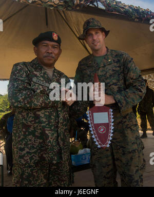 US Marine Corps Major Ben Reid, rechts, Executive Officer der 2. Bataillon, 4. Marine Regiment und Major General Dato Haji Jallaludin Bin Haji Mauau Jalal, Kommandierender general, 5. Brigade-Kommandeur, malaysische Armee posieren für ein Foto, nachdem eine gemeinsame Durchführung amphibischen Angriff während der Landung Kraft Zusammenarbeit flott Bereitschaft und Training (LF Karat) 2015 am Tanduo Strand, Osten Sabah, Malaysia, Aug. 19 simuliert , 2015. LF-Karat soll zu stärken, die Interoperabilität bei der amphibischen Planung zu erhöhen und Operationen und die Kernkompetenz setzt zwischen den Vereinigten Staaten und die Nationen von Indonesien, M Stockfoto