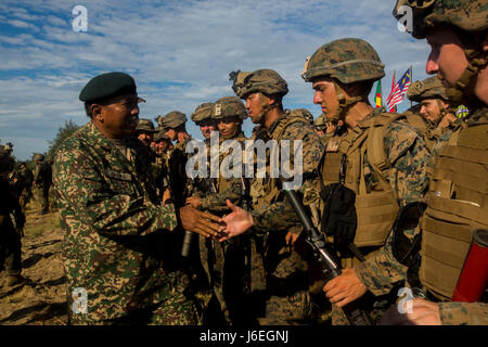 Major General Dato Haji Jallaludin Bin Haji Mauau Jalal, Kommandierender general, 5. Brigade-Kommandeur, malaysische Armee trifft US-Marines mit Golf Company, 2. Bataillon, 4. Marine Regiment, nachdem eine gemeinsame Durchführung amphibischen Angriff während der Landung Kraft Zusammenarbeit flott Bereitschaft und Training (LF Karat) 2015 am Tanduo Strand, Osten Sabah, Malaysia, 19. August 2015 simuliert. LF-Karat soll zu stärken, die Interoperabilität bei der amphibischen Planung zu erhöhen und Operationen und die Kernkompetenz setzt zwischen den Vereinigten Staaten und die Nationen von Indonesien, Malaysia und Thailand. (U.S. Marine Corps ph Stockfoto