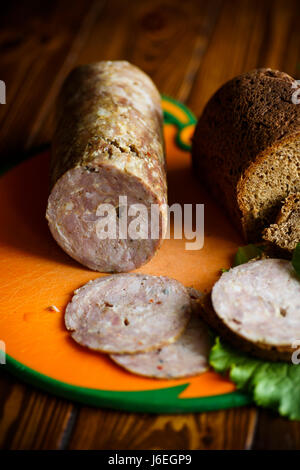 Ein Sandwich mit Hausmacher Wurst und Schwarzbrot Stockfoto