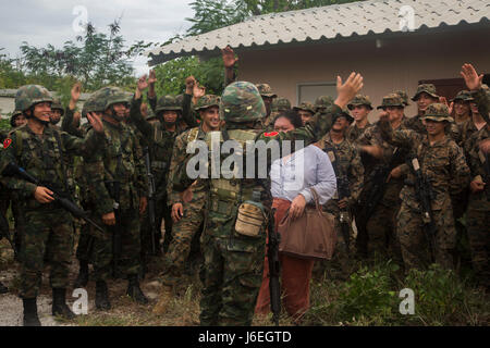 US-Marines und Segler mit 2. Bataillon, 4. Marineregiment und Royal Thai Marines durchführen einen Gesang während Landing Force Zusammenarbeit flott Bereitschaft und Training (LF Karat) 2015 auf amphibischen Angriff Base, Phlutaluang, Thailand, 28. August 2015. LF-Karat soll Stärkung und zur Steigerung der Interoperabilität bei der amphibischen Planung und Operationen und die Kernkompetenz setzt zwischen den Vereinigten Staaten und die Nationen von Indonesien, Malaysia und Thailand. (Foto: U.S. Marine Corps MCIPAC Bekämpfung der Kamera Lance Cpl. Sergio RamirezRomero/freigegeben) Stockfoto