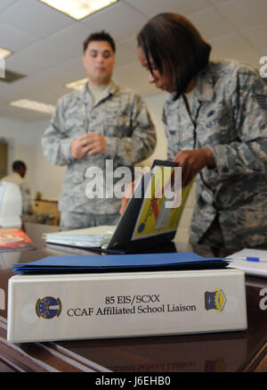 Das Personal der Luftwaffe unterstützt das Community College der Luftwaffe Inspektion auf der Keesler Air Force Base, Mississippi, indem es Lehrpläne auswertet, um die Akkreditierung aufrechtzuerhalten und sicherzustellen, dass Schüler von technischen Schulen College-Credits erhalten. Stockfoto