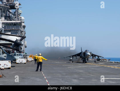 Ein AV-8 b Harrier II zugeordnet, 22. Marine Expeditionary Unit (MEU) zieht aus dem Flugdeck der amphibischen Angriff Schiff USS Wasp (LHD-1). Die 22. MEU, Wespe, unternahm führt Präzision Luftangriffe zur Unterstützung der libyschen Regierung der nationalen Einheit ausgerichteten Kräfte gegen Daesh Ziele in Sirte, Libyen zur Unterstützung der Operation Odyssey Blitz. (Foto: U.S. Navy Mass Communication Specialist 2. Klasse Nathan Wilkes) Stockfoto