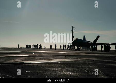 160814-N-RG522-037 Atlantik (14. August 2016) eine F - 35 C Lightning II Träger Variante zugewiesen, die Sensenmänner des Strike Fighter Squadron (VFA) 101, die Marine F - 35 C Flotte Ersatz Geschwader, sitzt auf dem Flugdeck des Flugzeugträgers USS George Washington (CVN-73). VFA-101 Flugzeuge und Piloten führen erste Qualifikationen an Bord George Washington im Atlantischen Ozean. Die F-35 C wird voraussichtlich Flotte 2018 in Betrieb sein. (Foto: U.S. Navy Mass Communication Specialist 3. Klasse Jonathan N. Price) Stockfoto