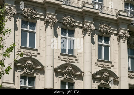 Windows auf schönen alten Wohnhaus Fassade Stockfoto