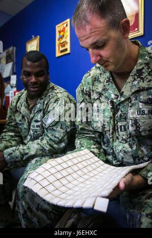 160815-A-CP070-9689 SAN PEDRO SULA, Honduras (15. August 2016) – U.S. Navy Lt. Christian Johnroe, Umwelt und Gesundheit Offizier Marine Environmental präventive Medizin Unit 2 (NEPMU-2), zugewiesen und Hospital Corpsman 1. Klasse Hasson Herbert, eine präventive Medizin-Techniker zugewiesen, NEPMU-2, schauen Sie auf eine neue Kachel-basierte Insektizid zur Bekämpfung der Mückenlarven im südlichen Partnerschaft Station 2016 (SPS-16) erfunden. SPS-16 ist eine jährlich stattfindende Serie von US Navy Bereitstellungen konzentrierte sich auf den Gegenstand Experten Austausch mit Partner Nation Streit- und Sicherheitskräfte in Mittel- und Südamerika und Stockfoto