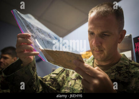 160815-N-CJ186-0106 SAN PEDRO SULA, Honduras (15. August 2016) – U.S. Navy Lt. Christian Johnroe, Umwelt und Gesundheit Offizier Marine Environmental präventive Medizin Unit 2, zugewiesen schaut ein Moskito-Labortest Operation Blessing im Hauptquartier in Honduras im südlichen Partnerschaft Station 2016 (SPS-16). SPS-16 Ärzteteam eine Partnerschaft mit Operation Blessing, wie sie versuchen, biologische Methoden verwenden, um das Zika-Virus zu bekämpfen. SPS-16 ist eine jährlich stattfindende Serie von US Navy Bereitstellungen konzentrierte sich auf den Gegenstand Experten Austausch mit Partner Nation Streit- und Sicherheitskräfte in Central ein Stockfoto