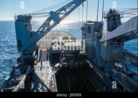 160817-N-TU910-021-Pazifik (17. August 2016) betreibt die amphibischen Dock Landungsschiff USS Comstock (LSD 45) vor der Küste von Süd-Kalifornien. Comstock ist Bestandteil der Makin Island amphibische bereit, arbeiten mit amphibischen Geschwader fünf und die 11. Marine Expeditionary Unit in Vorbereitung auf eine bevorstehende Bereitstellung. (Foto: U.S. Navy Mass Communication Specialist 3. Klasse Abby Rader) Stockfoto