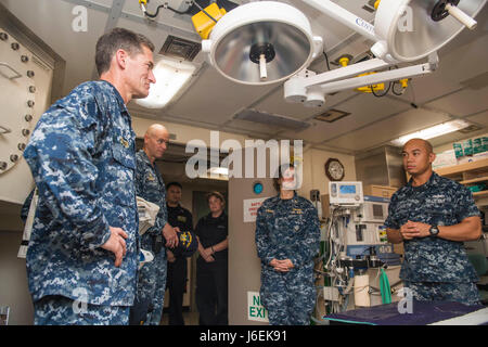 160818-N-XM324-139 OKINAWA, Japan (18. August 2016) Segler geben ein Überblick der amphibious Transport Dock Schiffs USS Green Bay (LPD 20) medizinische Zentren in Rear Admiral Marc Dalton, Commander, Amphibienverband USA 7. US-Flotte. Green Bay, Teil der Bonhomme Richard Expeditionary Strike Group, ist in den USA operierende 7. Flotte Bereich der Maßnahmen zur Erhöhung der Sicherheit und Stabilität in der Indo-Asien-Pazifik-Region. (Foto: U.S. Navy Mass Communication Specialist 3. Klasse Patrick Dionne/freigegeben) Stockfoto