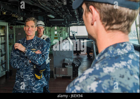 160818-N-XM324-192 OKINAWA, Japan (18. August 2016) Rear Admiral Marc Dalton, Kommandant, Amphibienverband U.S. 7. US-Flotte ist ein Rundgang der amphibischen Transportschiff der Dock USS Green Bay (LPD 20) Brücke. Green Bay, Teil der Bonhomme Richard Expeditionary Strike Group, ist in den USA operierende 7. Flotte Bereich der Maßnahmen zur Erhöhung der Sicherheit und Stabilität in der Indo-Asien-Pazifik-Region. (Foto: U.S. Navy Mass Communication Specialist 3. Klasse Patrick Dionne/freigegeben) Stockfoto