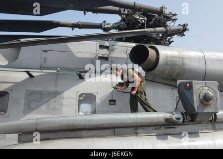 160820-N-PI704-018 Golf von ADEN (20. August 2016) Marine CPL Johnathan Mecklin wäscht einen CH-53E Super Stallion-Hubschrauber auf dem Flugdeck der amphibischen Transportschiff der Dock USS San Antonio (LPD-17). San Antonio wird eingesetzt als Teil der Wespe amphibische bereit Gruppe maritimer Sicherheitsoperationen und Sicherheitsbemühungen Zusammenarbeit Theater in USA 5. Flotte Einsatzgebiet. (Foto: U.S. Navy Masse Kommunikation Spezialist Seemann Jacob Mathews/freigegeben) Stockfoto