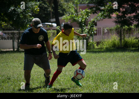 SAN PEDRO SULA, Honduras (23. August 2016) – US-Navy Hospital Corpsman 1. Klasse Michael Bigelow, eine präventive Medizin Techniker zugewiesen Marine Environmental präventive Medizin Unit 2, spielt Fußball mit einer Gruppe von Honduras Kinder im südlichen Partnerschaft Station 2016 (SPS-16). SPS-16 ist eine jährlich stattfindende Serie von US Navy Bereitstellungen konzentrierte sich auf den Gegenstand Experten Austausch mit Partner Nation Streit- und Sicherheitskräfte in Mittel- und Südamerika und der Karibik. US militärische Teams arbeiten mit Partner Nation Kräfte während Marine ausgerichtete Übungen, militärischer-deu Stockfoto