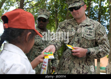 SAN PEDRO SULA, Honduras (23. August 2016) – US-Navy Hospital Corpsman 1. Klasse Michael Bigelow, eine präventive Medizin Techniker zugewiesen Marine Environmental präventive Medizin Unit 2, händigt Farbe Buntstifte honduranische Studenten während der südlichen Partnerschaft Station 2016 (SPS-16). SPS-16 ist eine jährliche Bereitstellung von US-Schiffen auf den US Southern Command Verantwortungsbereiche in der Karibik und Lateinamerika. In der Übung sollen Austausch von Informationen mit Marine, Küstenwache und zivilen Dienstleistungen in der gesamten Region. (Foto: Private First Class Liem Huynh US Army) Stockfoto