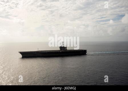 161213-N-RT036-200-Atlantik (13. Dezember 2016) der Flugzeugträger USS George Washington (CVN-73)-Transite des Atlantischen Ozeans. George Washington, in Norfolk, Gridley führt im Gange Träger Qualifikationen im Atlantischen Ozean. (Foto: U.S. Navy Petty Officer 2. Klasse Jessica Gomez) Stockfoto