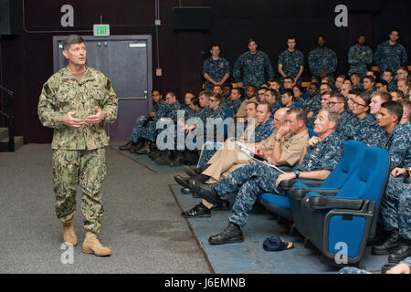 161216-N-QE566-001 PEARL HARBOR (16. Dezember 2016) Vice Chief of Naval Operations (VCNO) Admiral Bill Moran spricht zu Pearl Harbor Führung und Matrosen während einer alle Hände zur Sharkey Theater auf gemeinsamer Basis Pearl Harbor-Hickam zurückrufen. Moran die Matrosen und Führung über Navy Zeitgeschehen informiert und öffnete dann den Boden für Fragen von Seglern. (Foto: U.S. Navy Petty Officer 1st Class Corwin M. Colbert/freigegeben) Stockfoto