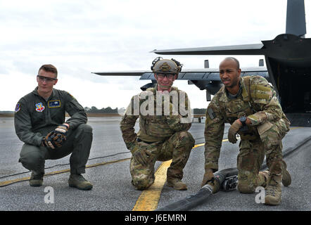 Das FARP-Programm (Forward Area Taneling Point) am Hurlburt Field trainiert Petroleum, Oils und Lubrication Airmen, um verdeckte Betankungsarbeiten bei Nacht an Orten ohne Tankstellen durchzuführen oder an denen Luft-Luft-Betankung nicht möglich ist. Die Teilnehmer üben das Verankern von Kraftstoffschläuchen während der Vorführungen im Unterricht, um die Einsatzbereitschaft für Einsatzumgebungen im Rahmen der Initiativen des United States Special Operations Command zu gewährleisten. Stockfoto