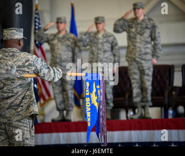 Luft-Kommandos und Familien besuchen die 801st Special Operations Flugzeug Wartung Geschwader Änderung des Command-Zeremonie in Hurlburt Field, Florida, 12. Januar 2017. Major Bryan Hogan übernahm das Kommando über die 801st SOAMXS vom scheidenden Kommandeur, Oberstleutnant Philip Broyles. Die 801st SOAMXS führt Wartungsarbeiten an CV-22 Osprey Tiltrotor Flugzeug um sicherzustellen, dass sie bereit sind zu globalen spezielle Operationen ausführen. (Foto: U.S. Air Force Airman 1st Class Joseph Pick) Stockfoto