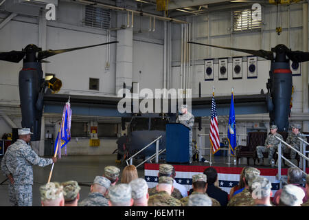 Luft-Kommandos und Familien besuchen die 801st Special Operations Flugzeug Wartung Geschwader Änderung des Command-Zeremonie in Hurlburt Field, Florida, 12. Januar 2017. Major Bryan Hogan übernahm das Kommando über die 801st SOAMXS vom scheidenden Kommandeur, Oberstleutnant Philip Broyles. Die 801st SOAMXS führt Wartungsarbeiten an CV-22 Osprey Tiltrotor Flugzeug um sicherzustellen, dass sie bereit sind zu globalen spezielle Operationen ausführen. (Foto: U.S. Air Force Airman 1st Class Joseph Pick) Stockfoto